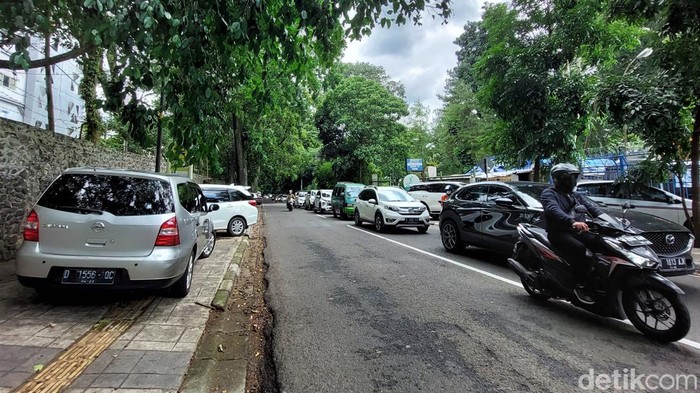 Kebun Binatang Bandung ramai pengunjung saat akhir pekan. Tak sedikit pengunjung yang memarkirkan kendaraannya di trotoar di Jalan Tamansari, Kota Bandung.