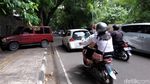 Saat Trotoar di Jalan Tamansari Bandung Jadi Tempat Parkir Kendaraan