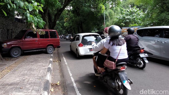 Kebun Binatang Bandung ramai pengunjung saat akhir pekan. Tak sedikit pengunjung yang memarkirkan kendaraannya di trotoar di Jalan Tamansari, Kota Bandung.