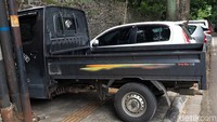 Tak hanya digunakan untuk parkir kendaraan, trotoar di Jalan tersebut juga digunakan oleh pedagang.