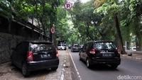 Sebuah kendaraan terparkir di atas trotoar yang berada di Jalan Tamansari, Kota Bandung, Jawa Barat, Minggu (6/3/2022).