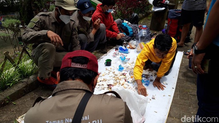 Relawan dan petugas mengecek sampah pendaki yang turun dan sampai di Pos pintu pendakian Selo