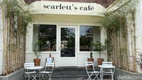 Kafe mungil bernama Scarletts Cafe sedang hits di kalangan foodies. Terinspirasi dari gaya aesthetic Korea dengan warna tone beige dan kayu yang kental. Foto: detikFood/Yenny Mustika Sari