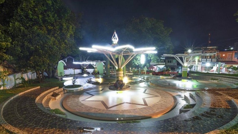 Taman Syariah Parepare saat malam hari. (dok. Pemkot Parepare) Taman Syariah Parepare saat malam hari. (dok. Pemkot Parepare)