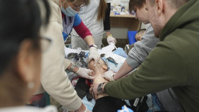 Tangis Orang Tua di Ukraina Saat Anak Jadi Korban Invasi Rusia Invasi Rusia ke Ukraina merenggut korban jiwa. Di Mariupol, Ukraina, nyawa bayi berusia 18 bulan tak dapat terselamatkan usai terluka parah akibat tertembak.