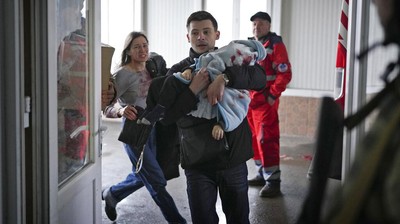 Tangis Orang Tua di Ukraina Saat Anak Jadi Korban Invasi Rusia
