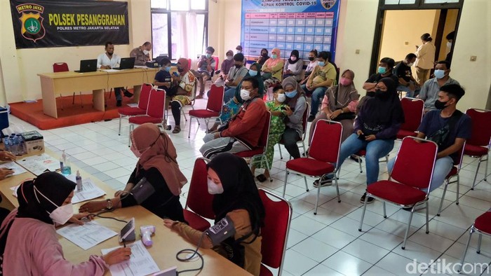 Vaksinasi COVID-19 dosis ketiga terus diberikan kepada masyarakat. Diketahui, nyaris 12 juta warga sudah menerima vaksin booster.