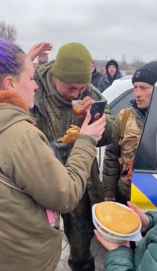 Tentara Rusia Diberikan Makanan dan Minuman oleh Warga Ukraina