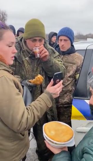 Tentara Rusia Diberikan Makanan dan Minuman oleh Warga Ukraina