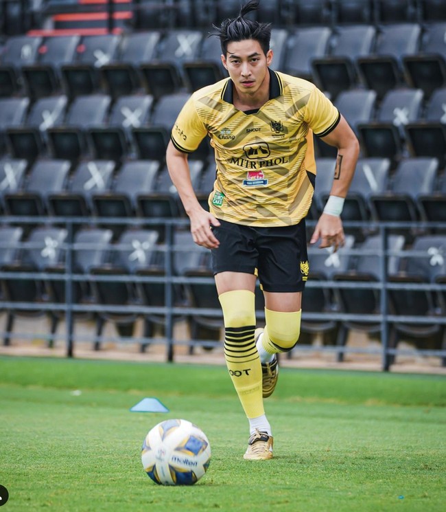 Tono Pakin sendiri saat ini dikenal sebagai seorang aktor sekaligus pemain sepak bola. Melalui akun Instagram pribadinya, Pakin sering membagikan momen saat dirinya tengah bermain bola, seperti dalam foto yang satu ini. Foto: Instagram/@mootono29