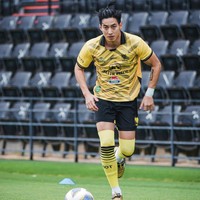 Tono Pakin sendiri saat ini dikenal sebagai seorang aktor sekaligus pemain sepak bola. Melalui akun Instagram pribadinya, Pakin sering membagikan momen saat dirinya tengah bermain bola, seperti dalam foto yang satu ini. Foto: Instagram/@mootono29