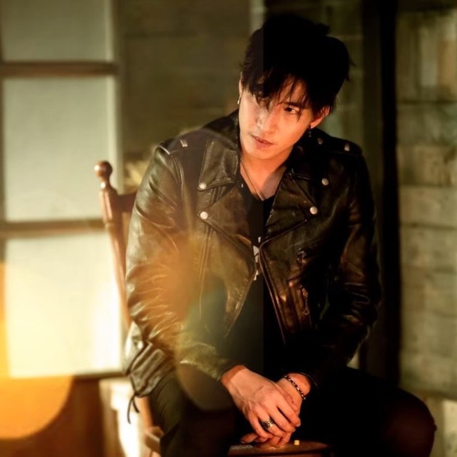 Tak hanya berkarier di dunia hiburan, Pakin juga melebarkan sayapnya dengan menjadi seorang atlet. Pakin menjadi salah satu anggota klub Ratchaburi Mitr Phol FC pada tahun 2021. Foto: Instagram/@mootono29