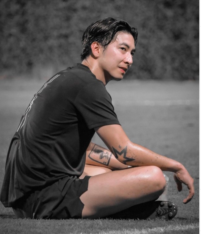 Begini potret Pakin usai bermain sepak bola. Rutin berolahraga, tak heran jika Pakin memiliki badan yang atletis. Foto: Instagram/@mootono29