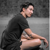 Begini potret Pakin usai bermain sepak bola. Rutin berolahraga, tak heran jika Pakin memiliki badan yang atletis. Foto: Instagram/@mootono29