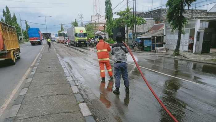 Tumpahan Limbah Berceceran di Jalur Nasional Lamongan Ancam Pengguna Jalan