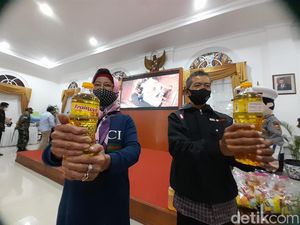 Antusiasme Warga Sumedang, Ikut Vaksin dapat Minyak Goreng Gratis