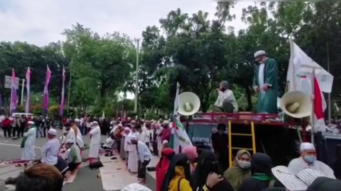 Viral peserta PA 212 ruku 2 kali saat salat (Dok. Tangkapan layar)