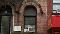 Warkop satu ini berhasil menarik perhatian banyak orang. Berlokasi di New York City, warkop ini siap memanjakan warga Amerika Serikat dengan mie instan dan gorengan ala Indonesia.  Foto: Twitter @pinotski/ Instagram @warkopnyc