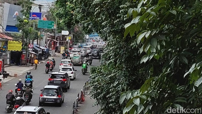 Weekend tiba, kendaraan luar kota serbu Bandung. Jalan Sukajadi arah Setiabudhi cukup ramai, Minggu (6/3/2022).