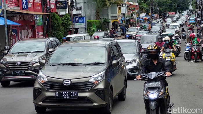 Weekend tiba, kendaraan luar kota serbu Bandung. Jalan Sukajadi arah Setiabudhi cukup ramai, Minggu (6/3/2022).