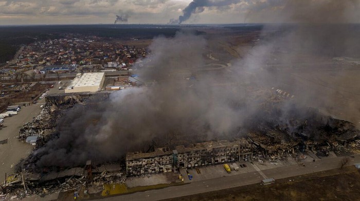 12 Hari Invasi Rusia, PLTN Terbesar Eropa-Pabrik di Ukraina Terbakar Serangan Rusia ke Ukraina sasar sejumlah infrastrukur-fasilitas publik di sana. Beberapa yang jadi sasaran yakni PLTN terbesar Eropa hingga pabrik dan stasiun.