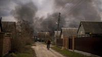 Selain pembangkit nuklir terbesar di Eropa, sejumlah pabrik dan toko di kawasan Irpin, pinggiran Kyiv, Ukraina, ikut terbakar dan porak-poranda setelah dibombardir pada Minggu (6/3/2022). (AP Photo/Emilio Morenatti).
