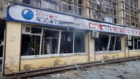 Gedung kompleks olahraga yang berada di seberang Menara TV Kyiv tampak porak poranda pada Rabu (2/3/2022) lalu. (Chris McGrath/Getty Images)  