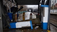 Stasiun kereta yang berada di Kyiv, Ukraina, rusak akibat ledakan keras yang dilaporkan terjadi pada Rabu (2/3) malam di dekat hotel Stasiun Kereta Api Ibis Kiev, tidak jauh dari Kementerian Pertahanan Ukraina. (Pierre Crom/Getty Images).  