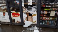 Bagian luar toko yang berada di Kyiv, Ukraina, tampak rusak. Toko itu diketahui berada di area luar stasiun kereta yang juga terdampak ledakan keras pada Kamis (3/3/2022). (Pierre Crom/Getty Images).  