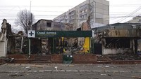 Penampakan sebuah bangunan yang hangus terbakar di kawasan Borodyanka, pinggiran Kota Kyiv, Ukraina. (Twitter/StahivUA via AP).