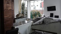Bagian dalam area perkantoran yang berada di Irpin, Ukraina, rusak berat imbas serangan Rusia ke Ukraina. (Anastasia Vlasova/Getty Images).