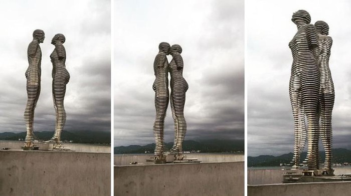 Patung bergerak ini jadi salah satu landmark paling populer di Georgia. Diketahui, patung ini menjadi simbol kisah cinta tragis yang berlatar invasi Uni Soviet.
