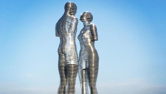 Patung bergerak ini jadi salah satu landmark paling populer di Georgia. Diketahui, patung ini menjadi simbol kisah cinta tragis yang berlatar invasi Uni Soviet.