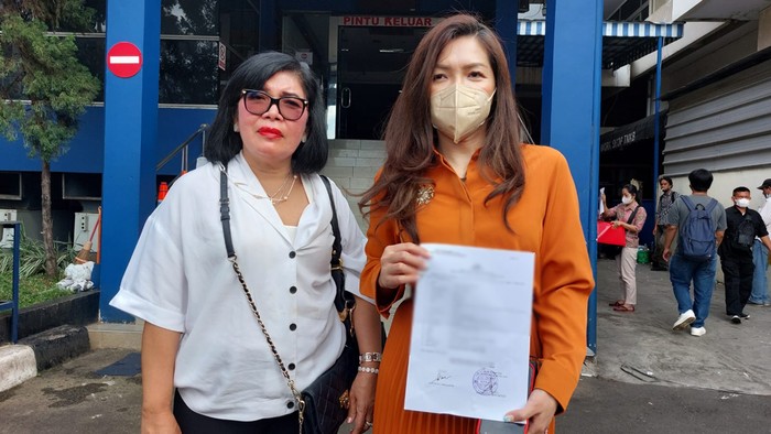 Adhitya Simanjuntak (kanan) melaporkan Dosen STT Ekumene, Yohanes Parapat ke Polda Metro Jaya