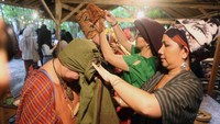 Departemen Pemberdayaan Perempuan dan Kesetaraan Gender Ikatan Alumni UIN Syarif Hidayatullah (IKALUIN) Jakarta dan Jaringan Aktivis Perempuan memperingati Hari Perempuan Internasional dengan berkain atau memakai wastra (kain-kain tradisi) dilengkapi tudung kepala yang berasal dari penjuru nusantara.