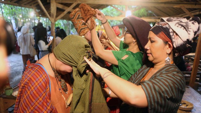 Aktivis Perempuan Berkain Peringati International Women Day Sejumlah aktivis perempuan memperingati Hari Perempuan Internasional. Salah satunya Ikaluin Jakarta yang gelar acara 'Aktivis Perempuan Berkain'