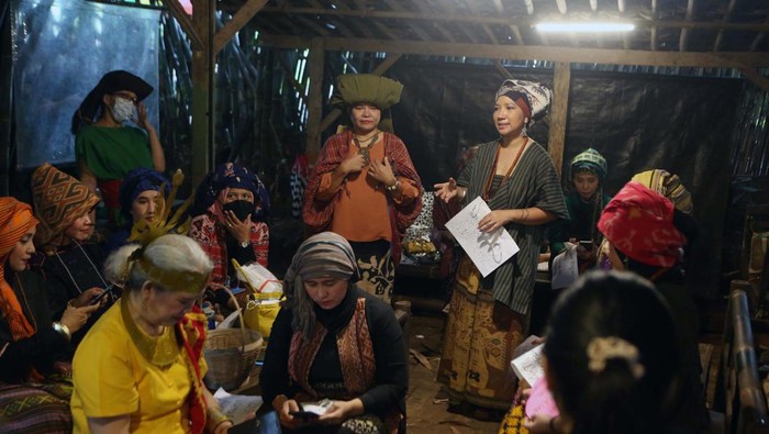 Sejumlah aktivis perempuan memperingati Hari Perempuan Internasional. Salah satunya Ikaluin Jakarta yang gelar acara 'Aktivis Perempuan Berkain'