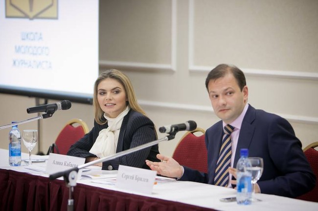 Tak hanya sebagai olahragawan, Alina juga pernah mencicip bidang politik. Ia sempat menjadi anggota parlemen Rusia pada 2007 dan 2014 bersama Partai Rusia Bersata. Foto: Dok. Website Alina Kabeva