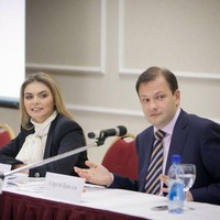 Tak hanya sebagai olahragawan, Alina juga pernah mencicip bidang politik. Ia sempat menjadi anggota parlemen Rusia pada 2007 dan 2014 bersama Partai Rusia Bersata. Foto: Dok. Website Alina Kabeva