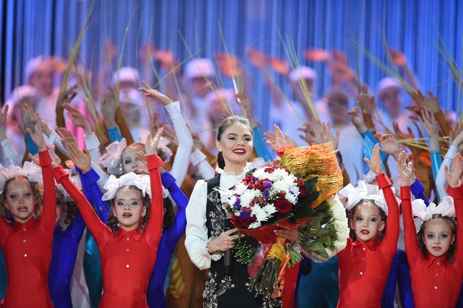 Alina sendiri sudah tidak pernah tampil di publik mulai 2018. Situs pribadinya pun berhenti mengunggah konten sejak ia dirumorkan punya anak kembar dengan Putin. Kini laporan terbaru dari Page Six menyebutkan jika wanita itu sedang berada di luar negeri bersama anak-anak mereka.Foto: Dok. Website Alina Kabeva