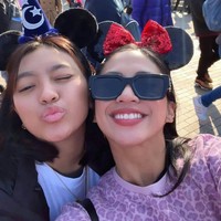 Tak hanya bersama sang ayah, Alleia juga pergi ke Paris bersama para rekan artis, salah satunya Tyna Dwi Jayanti. Ketika di Paris, Tyna dan Alleia terlihat begitu dekat. Foto: Instagram