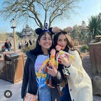 Pergi ke Disneyland Paris, Anya dan Alleia terlihat kompak mengenakan bando telinga mickey mouse dan minnie mouse sambil memegang boneka karakter di film Toy Story. Penampilan keduanya pun terlihat memukau. Foto: Instagram