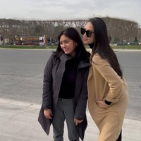Selain dengan Tyna, Alleia juga terlihat cukup dekat dengan Anya Geraldine. Ketika berada di Paris Anya dan Alleia tampak beberapa kali mengabadikan momen dengan berfoto bersama. Foto: Instagram