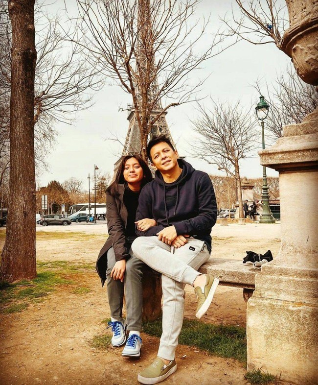 Saat ini Alleia tengah menghabiskan waktunya bersama sang ayah, Ariel Noah di Paris. Keduanya pun tampak membagikan foto kebersamaannya saat berada di Paris. Seperti dalam foto yang satu ini, keduanya terlihat kompak bukan? Foto: Instagram