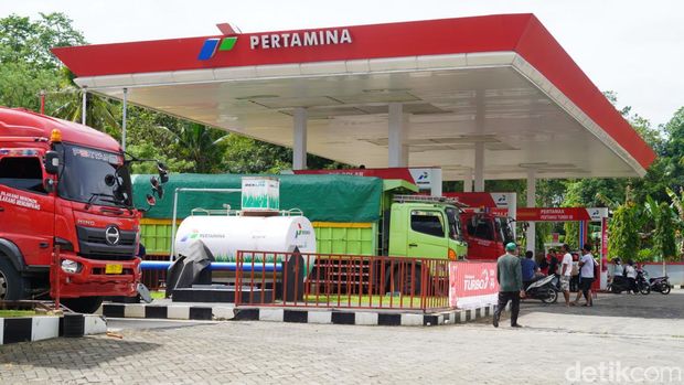 Antrean panjang trusk mengisi BBM terjadi di sejumlah SPBU di Bone. (Mono/detikSulsel)