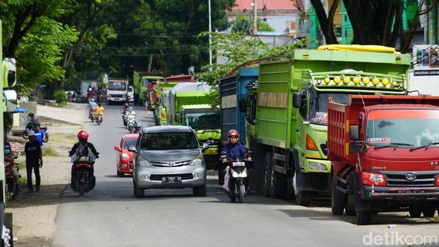 Antrean panjang trusk mengisi BBM terjadi di sejumlah SPBU di Bone. (Mono/detikSulsel)