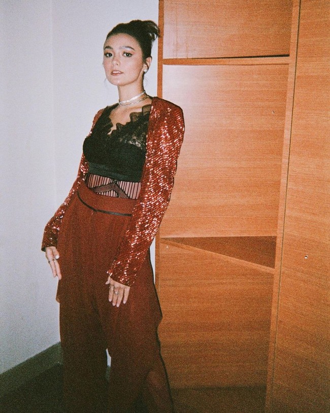 Ketika menghadiri Gala Premier Dear Nathan: Thankyou Salma di bulan Januari, Amanda Rawles juga terlihat mengenakan busana yang mirip dengan Anya Geraldine. Hanya saja Amanda memilih untuk memadukan atasan lengan panjangnya itu dengan celana panjang berwarna merah. Tak seperti Anya yang lebih memilih untuk memadukannya dengan celana panjang hitam. Foto: Instagram