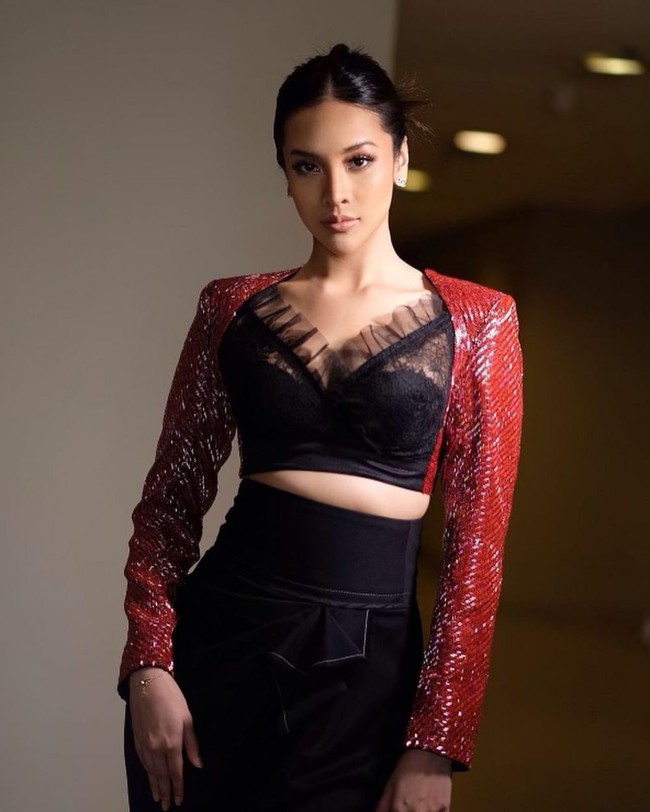 Dengan pulasan makeup natural bernuansa nude dan rambut yang dicepol rapih ke belakang membuat penampilan Anya makin terlihat menawan. Anya pun tak banyak mengenakan aksesori. Dirinya hanya mengenakan sepasang anting untuk menyempurnakan penampilannya. Foto: Instagram