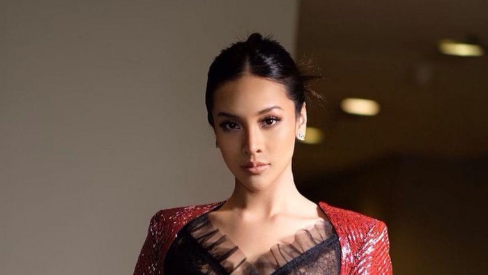 Adu Gaya Anya Geraldine dan Amanda Rawles