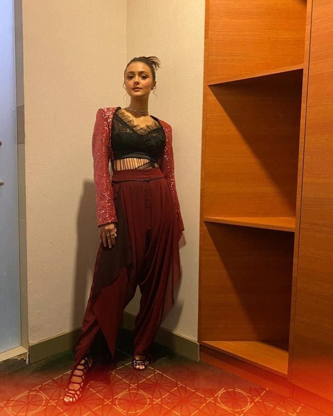 Tak kalah mempesona, Amanda Rawles juga memilih untuk menata rambutnya dengan gaya yang simple, dengan dicepol rapih ke belakang. Untuk mempercantik penampilannya Amanda menambahkan aksesori berupa cincin, anting dan kalung yang tampak melingkar di lehernya. Foto: Instagram